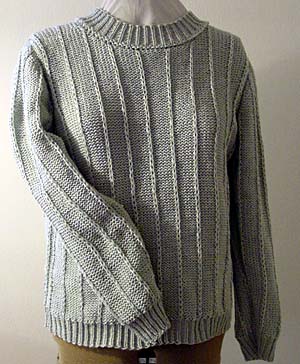 langärmeliger Pullover aus hellgrauem Bändchengarn